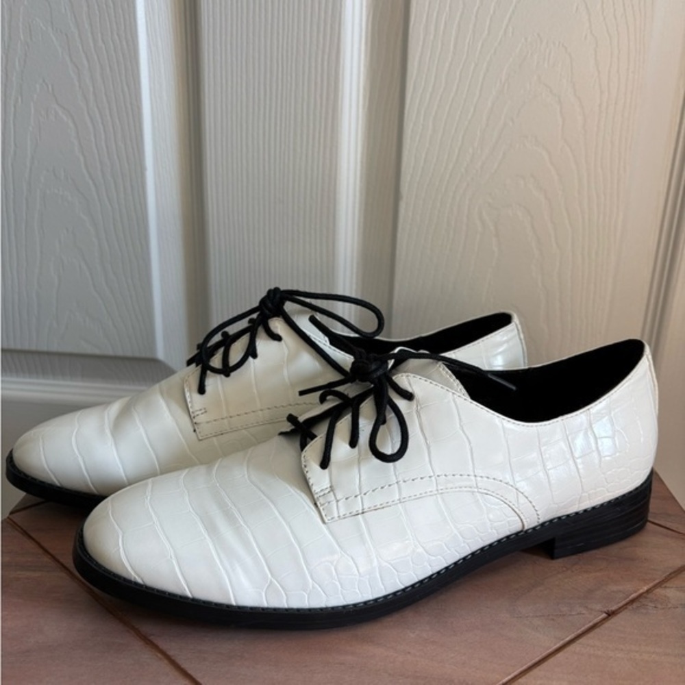 White crock texture Nine West shoes. Size 10